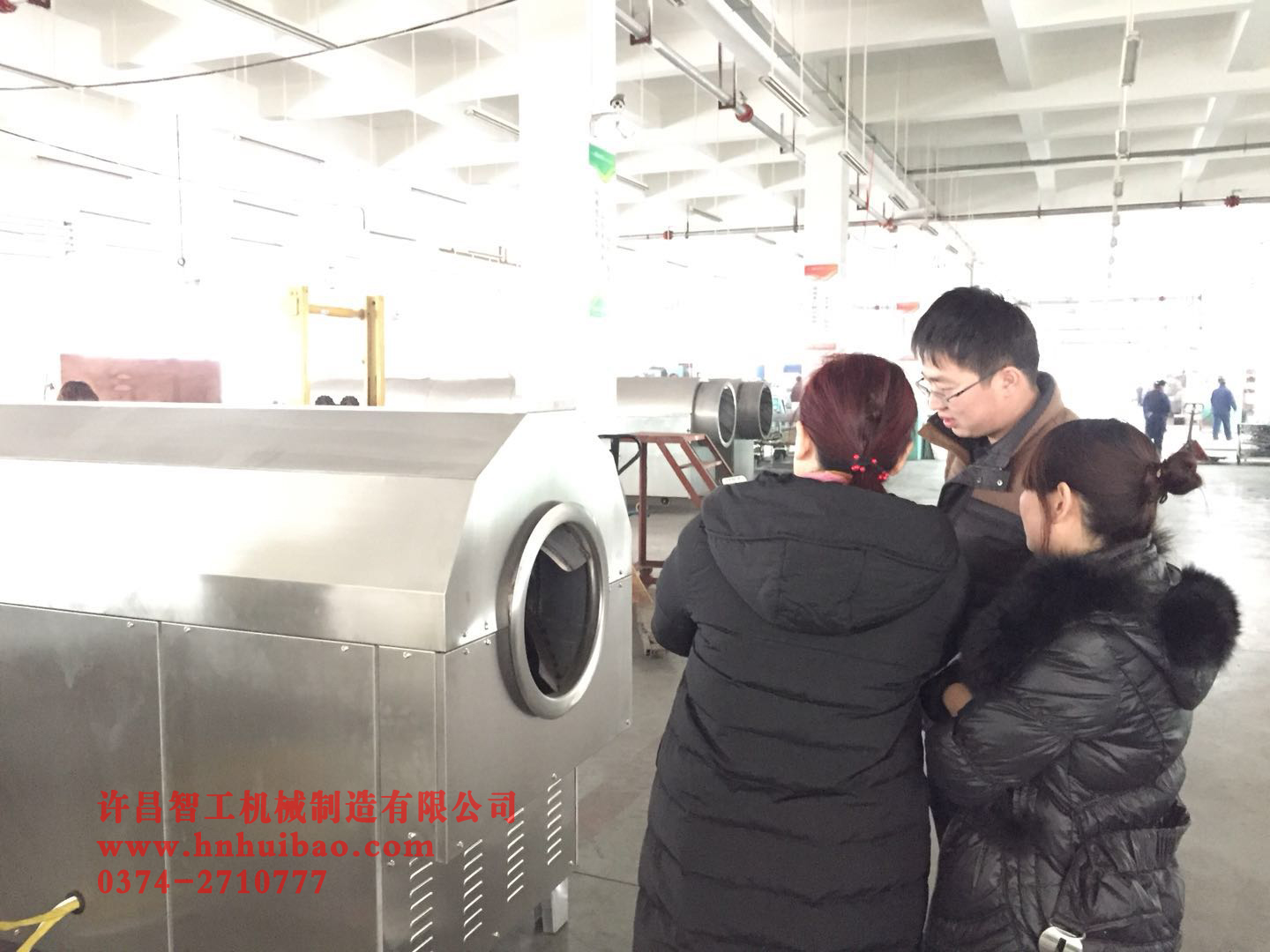 遼寧客戶來(lái)許昌智工機(jī)械制造有限公司考察電磁炒貨機(jī).jpg