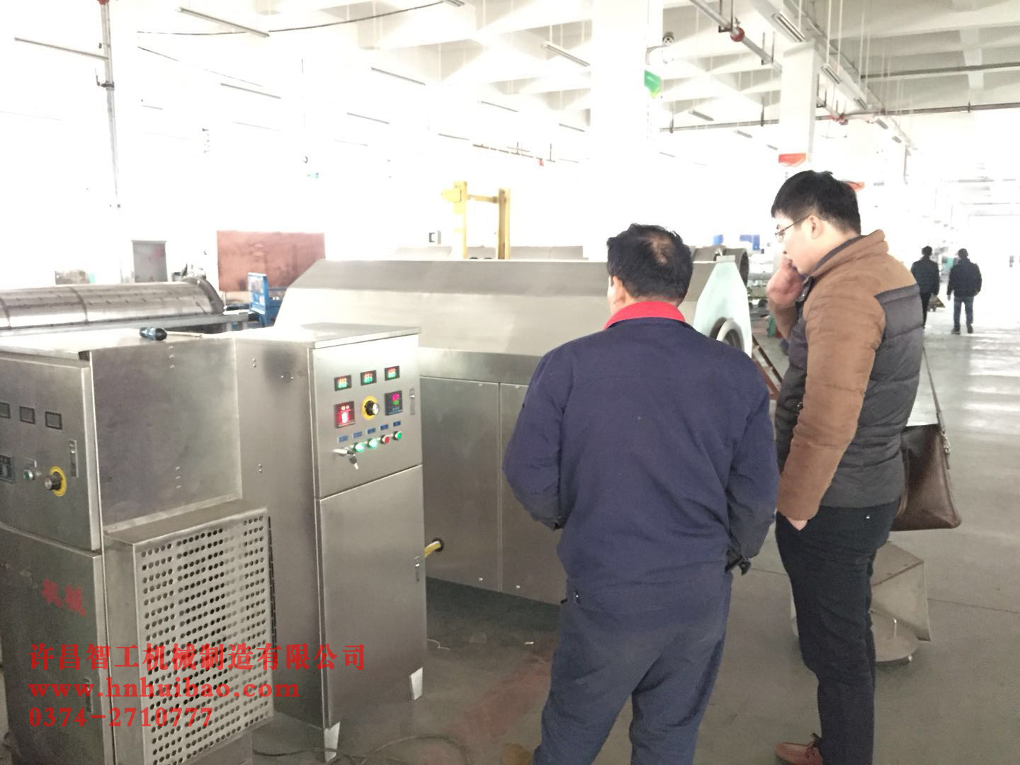 遼寧老板來(lái)許昌智工機(jī)械制造有限公司考察電磁炒貨機(jī).jpg