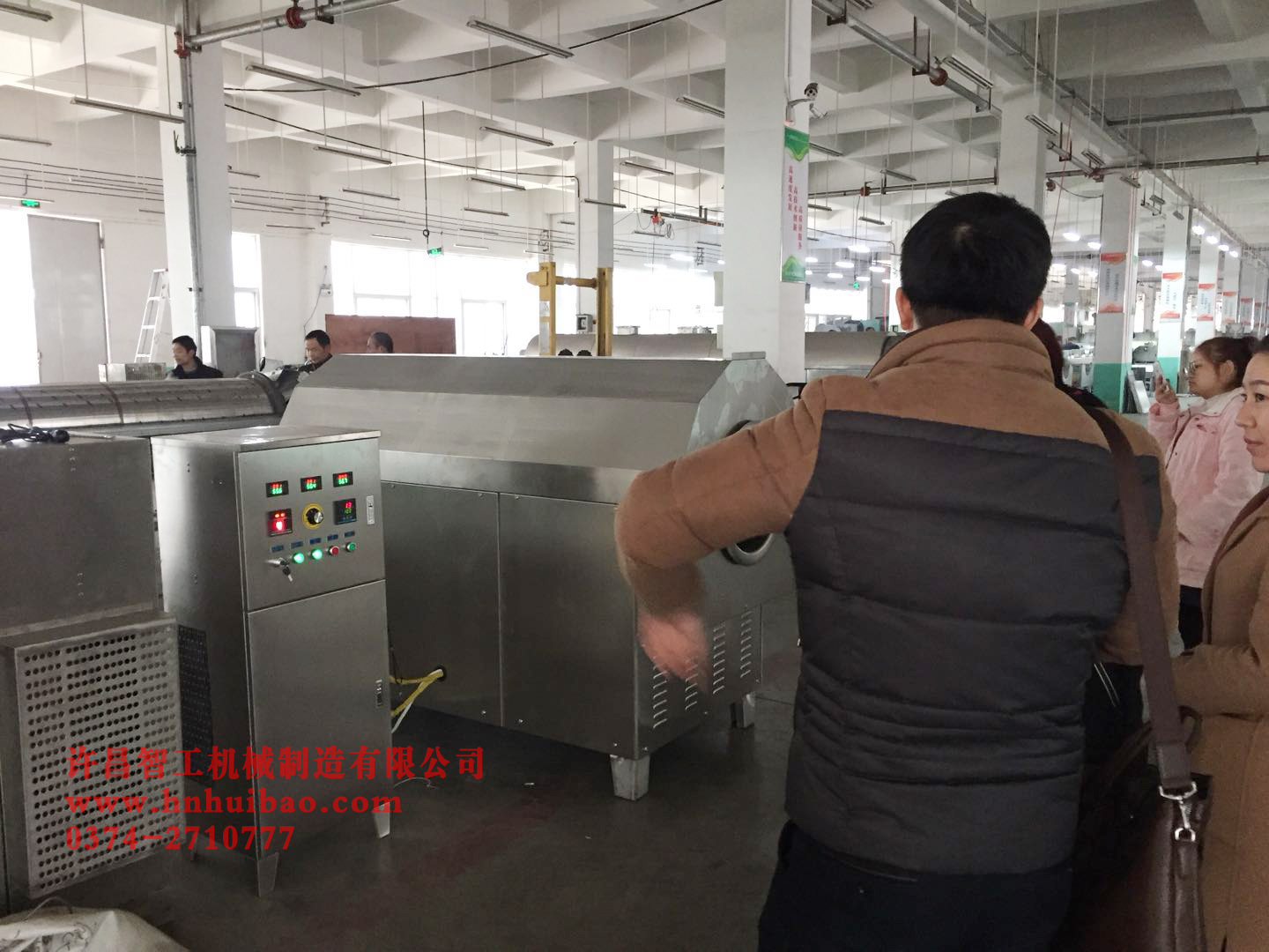 沈陽(yáng)客戶來(lái)許昌智工機(jī)械制造有限公司考察炒貨機(jī).jpg